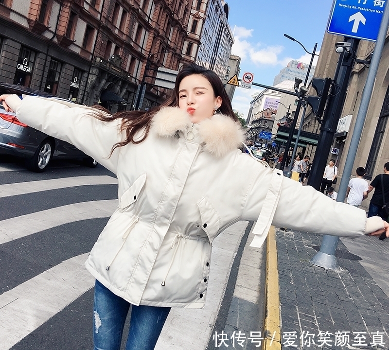 大毛领|建议大家:羽绒服别搭阔腿裤,太土!今冬流行这么穿,美嫩极