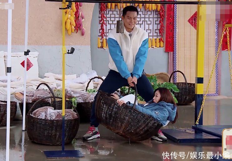 王霏霏 别人都将女生放筐里称重,唯独郑恺不同,瞧见他操作:是个狠人