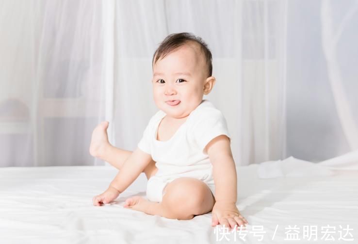 宝宝|宝宝到处爬很危险要阻止吗 爬行对发育有好处,这样鼓励才正确