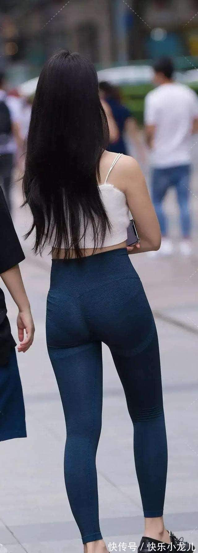 陈长生 中腰牛仔短裙搭一件牛仔吊带,露脐装这样搭配,长知识了