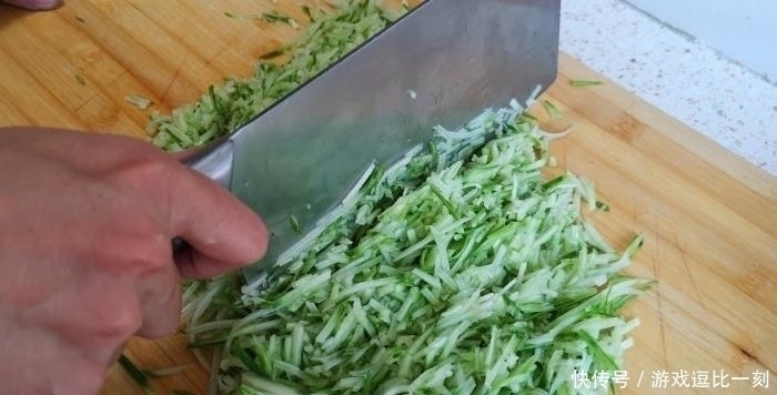 三伏天吃饺子，韭菜靠边站，用此菜做馅，鲜嫩多汁营养好，太鲜了