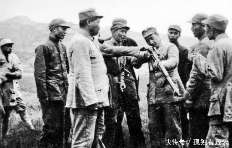 部下|军团长钓鱼,部下往水里扔了两颗手榴弹,一声爆响竟炸出白花花银子!