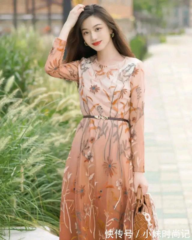 秋天|卡其色包身与裙子相呼应,把秋日感拉满,与秋天撞个满怀