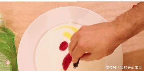 肥皂与牛奶和染料混合在一起,会发生这种现象,你发现过吗