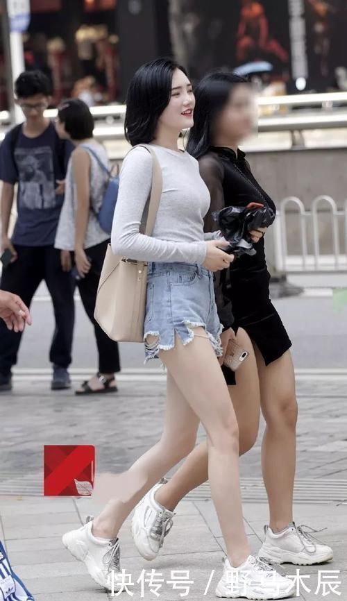 路人街拍腿长的小姐姐,随便穿都好看,回头率又高