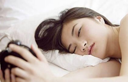 睡眠时间|远离失眠的方法找到了，不是按时睡，也不是吃药，而是坚持“它”