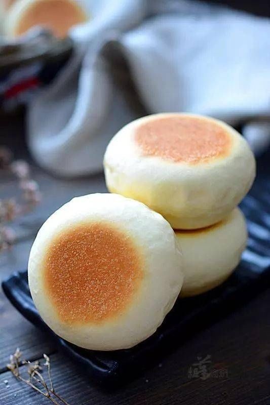 这种饼不加一滴水，吃在嘴里满口香，出锅后孩子都抢着吃！