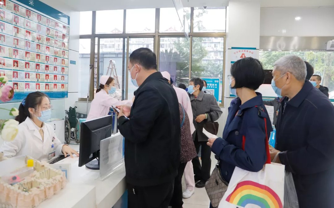 封面新闻|方便！西南医大中医院启用“一站式服务” 看病就诊搭上“高铁”时代