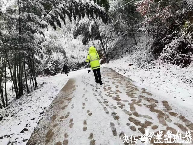 客户端讯|安徽枞阳:雪天救援群众拉住民警的手言谢