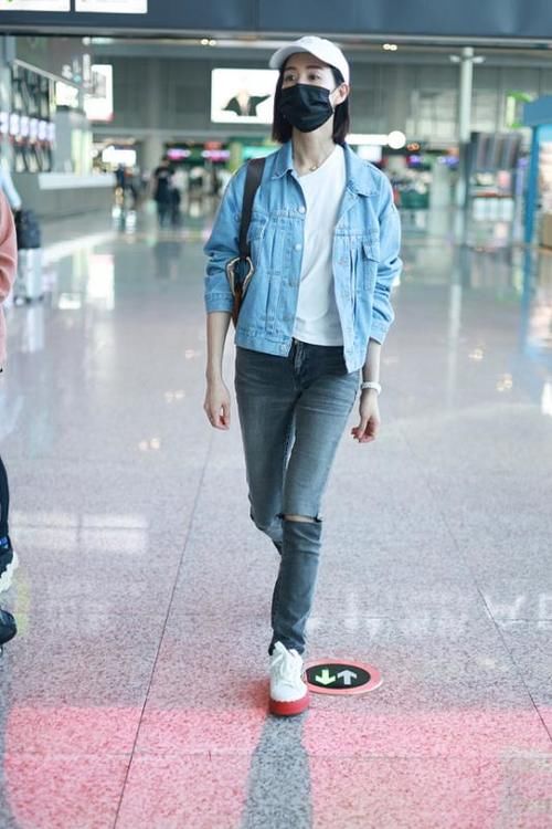 双腿|张钧甯私下气质少女减龄，紧身牛仔裤勾勒肉感双腿，休闲感好强