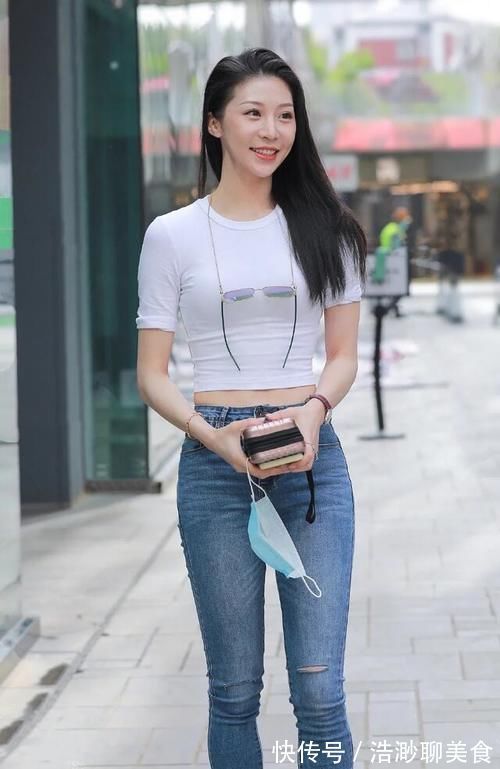 休闲短款|小姐姐穿紧身牛仔裤,搭配休闲短款T恤,舒适气质又彰显个性