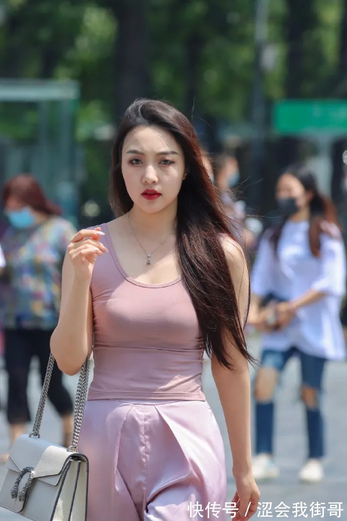 漂亮 街拍很漂亮的长发美女姐姐