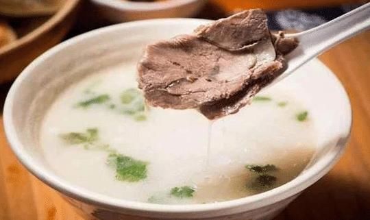  炖羊肉汤，用开水还是用冷水？牢记正确做法，羊汤浓白鲜香无膻味