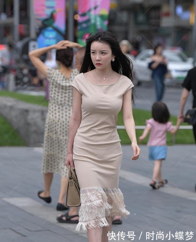 杏色|现在穿搭这么随意,直接用“鱼鳞”当裙摆,想当美人鱼吗?