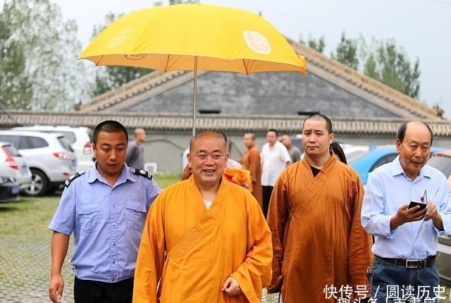  少林寺|少林寺每年创收近1.5亿，释永信出门虽坐豪车，但他称每月工资700