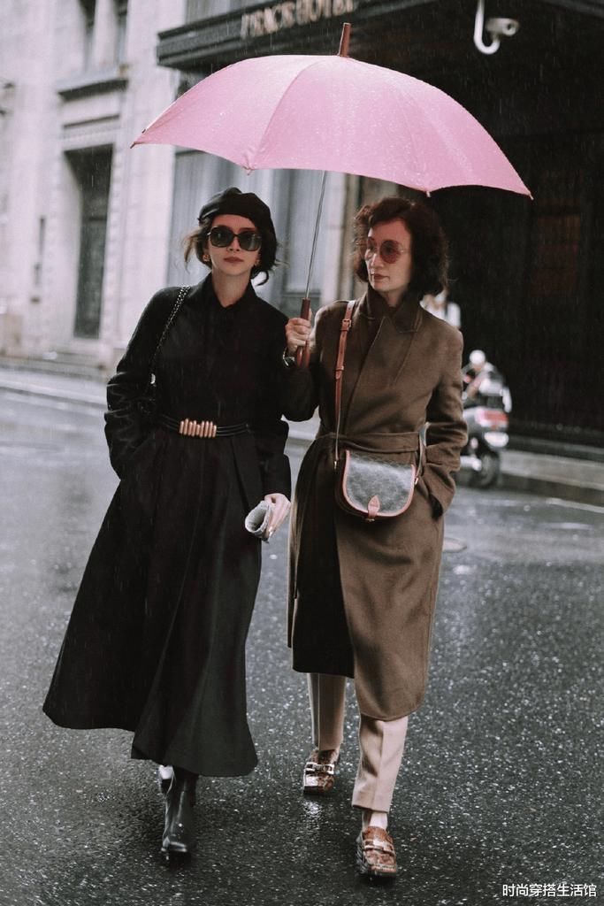 50岁女人，不管穿风衣还是大衣少配小白鞋，看三木妈妈就知道了