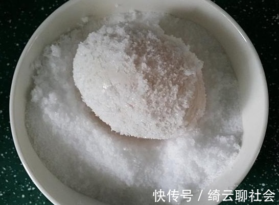 白酒|腌咸鸭蛋时,用盐和白酒很普通,大厨教你方法,个个流油起沙!