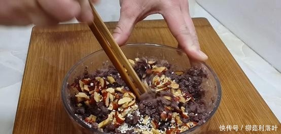 用红豆来做个红豆卷,外酥里嫩,入口香甜,家里孩子超爱吃