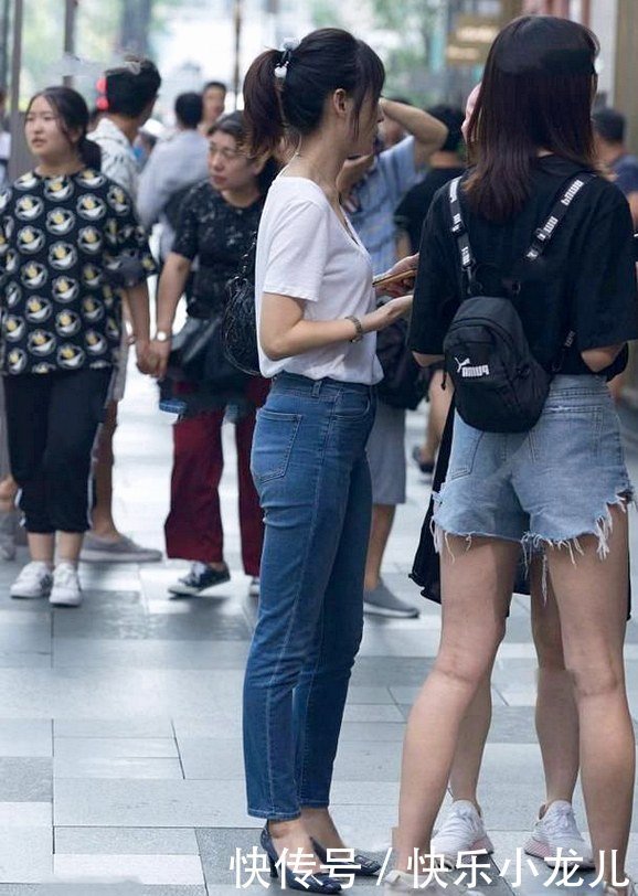 选用了V型领的剪裁,配色清爽减龄,突显知性干练美