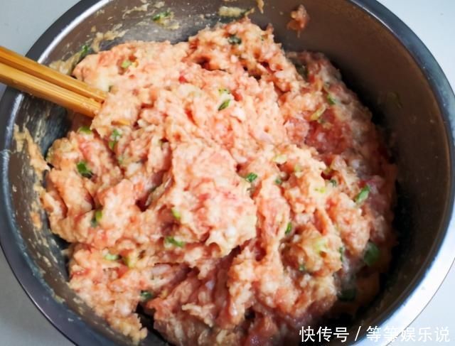 炸肉丸|炸肉丸时,别再放淀粉,厨师:学会3点,肉丸外脆里嫩,还不松散