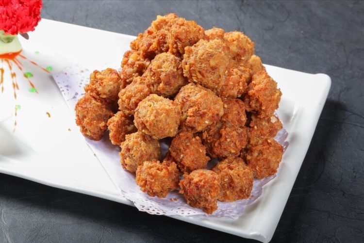 炸丸子，记住不要放面粉和生粉，换成2味料，炸出来又香又酥脆