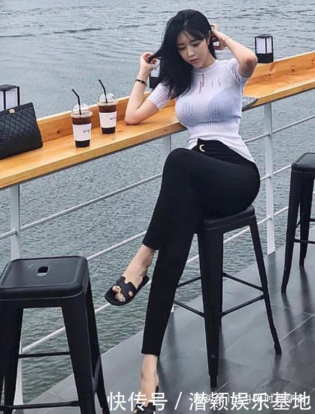 紧身牛仔裤显魅力身材，优雅有韵味，小姐姐穿出清新女人格调！