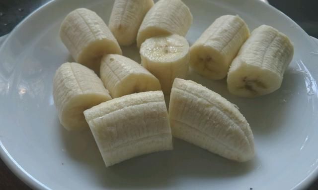 香蕉段|香蕉别直接吃，加1个鸡蛋换个做法，外酥里嫩，儿子当零食吃