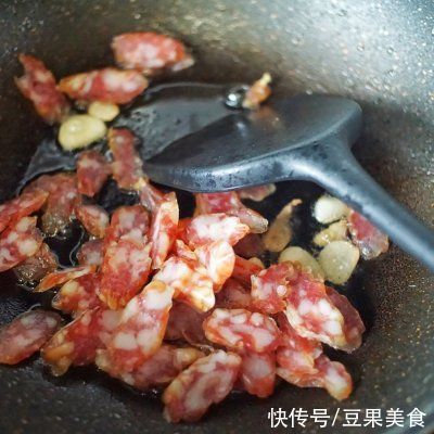 #憋在家里吃什么#广式腊肠和它这样炒着吃，味道超赞