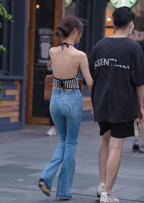 姑娘|黑白针织吊带搭配破洞牛仔裤,款式独特,尽显时尚感