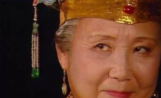 贾母!王熙凤对薛宝钗的憎恶,在这一杯冷酒里,展现的淋漓尽致