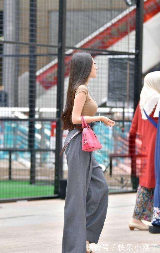 打扮 打底裤的打扮显瘦更立体,带来无限活力感,甜美和优雅兼具