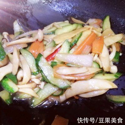 巨下饭|#巨下饭的家常菜#黄瓜炒菌菇