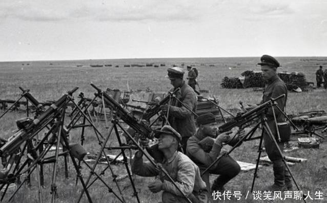 诺门罕|当年的诺门罕，苏联军队面对着缴获的日军装备，很无语