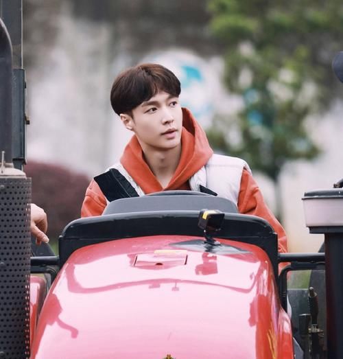 张艺兴一如既往的有礼貌，看他录制节目对船长的举动，又被圈粉了