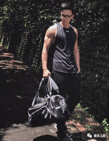 超硬核眼镜|超硬核眼镜小哥秀肌肉，筋肉身材太生猛了！