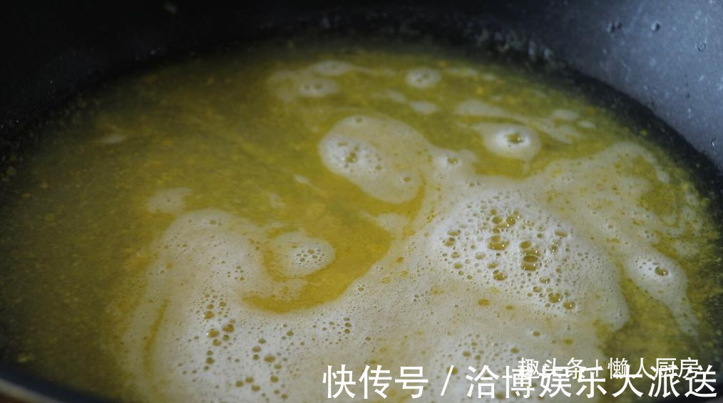 1张百叶,1块猪肉,教你做千张肉卷,配上毛豆和咸蛋黄,连汤喝光