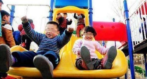 楼梯|两孩子同时摔下楼梯,妈妈先拉住自己孩子的手,对方家长:真自私