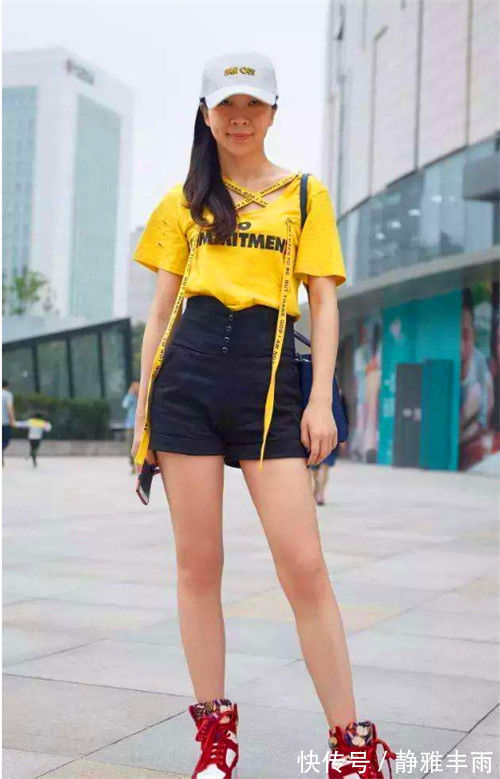 气质|街拍:蓝色无袖连衣裙,小姐姐长发飘飘,气质不凡