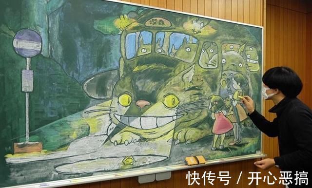 h日本的老师动漫细胞有点强：黑板上画动漫场景，落叶堆皮卡丘