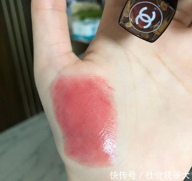 酒红色|这4只热门色,黄皮一涂就踩雷,显黑不说还显老,看你有吗