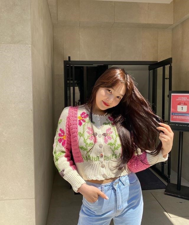 理得很完美|26岁朴秀荣穿搭很精致, 穿针织开衫配蓝色牛仔裤, 轻松穿出高级感