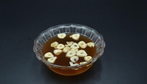 红糖|红糖加大蒜泡水喝，作用真厉害，解决了男性朋友的困扰，快试试吧