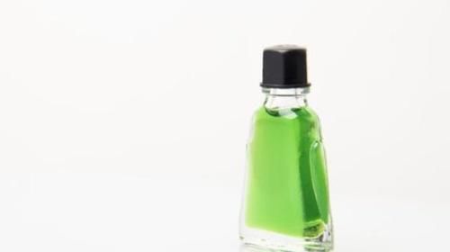 睡前可以将风油精滴进肚脐眼,第二天有惊喜,多数人表明很受用