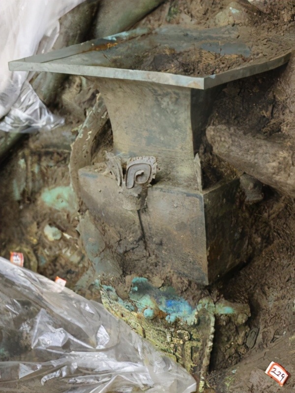 研究|三星堆的大口尊,难道是“储钱罐”,其实这件文物还需要认真研究