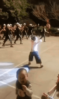 |搞笑GIF趣图:妹子,你就穿成这样躺着玩手机,心机够深的啊