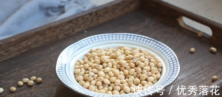 猪手|黄豆炖猪手，满满的胶原蛋白，鲜嫩软烂，吃着太过瘾了！