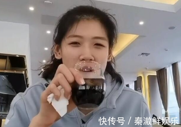 中国女排|郎平卸任后女排放飞自我!李盈莹直播喝可乐还吃肉,不管理饮食?