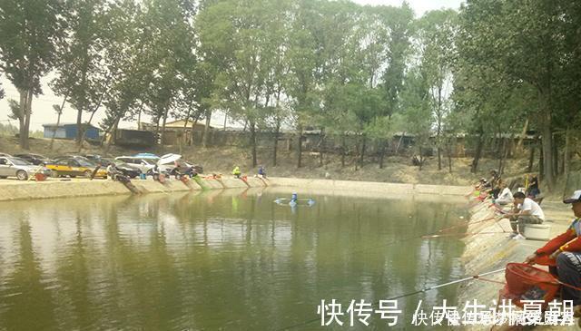 诱饵|农村小伙钓鱼就是狠,这样打窝,钓鱼钓到手发软