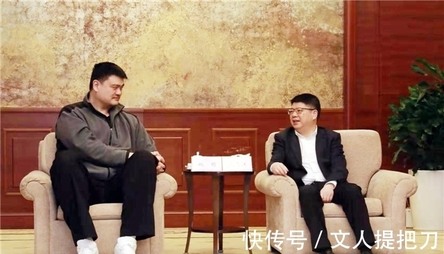 诸暨市人民政府|2米26姚明又长高了？低头都快碰到吊花灯，坐大沙发像挤宝宝椅