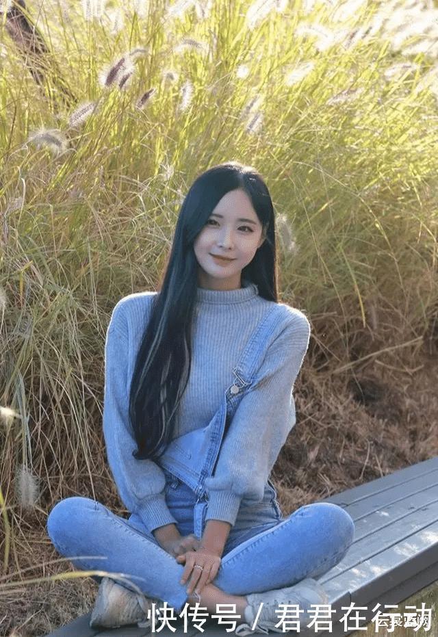 牛仔背带裤|清水出芙蓉,天然去雕饰,牛仔背带裤配针织上衣的清纯温柔穿搭